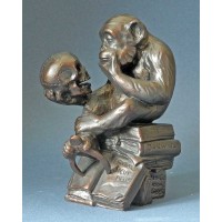 Skulptur denkender Affe mit Schädel